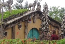 Bangunan Kayu Rumah Kurcai Hobbit Di Songgo Langit