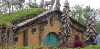 Bangunan Kayu Rumah Kurcai Hobbit Di Songgo Langit