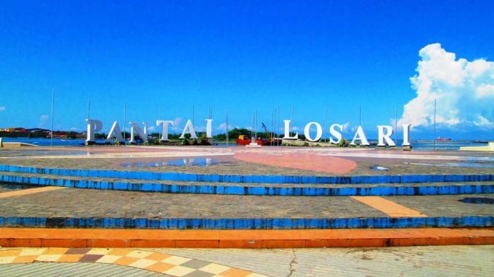 Indahnya Pemandangan Di Pantai Losari Makassar