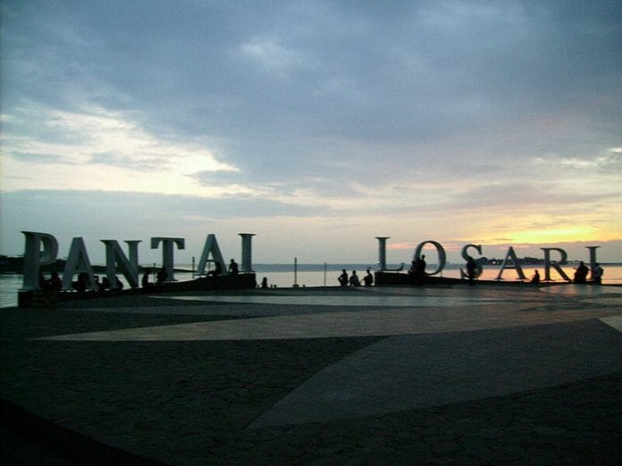Menikmati Pemandangan Matahari Tenggelam Di Pantai Losari Makassar